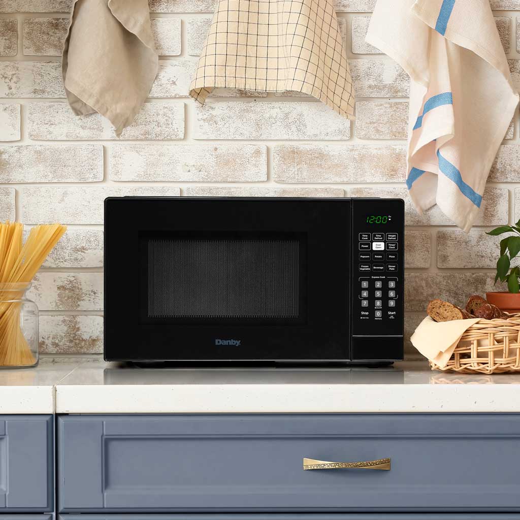 Danby Microwave Oven: 0.9 cu.ft, 900W, black | DBMW0921BBB